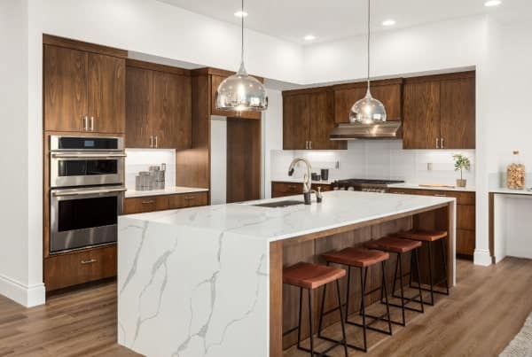 Nytt kjøkken av tre og marmor
